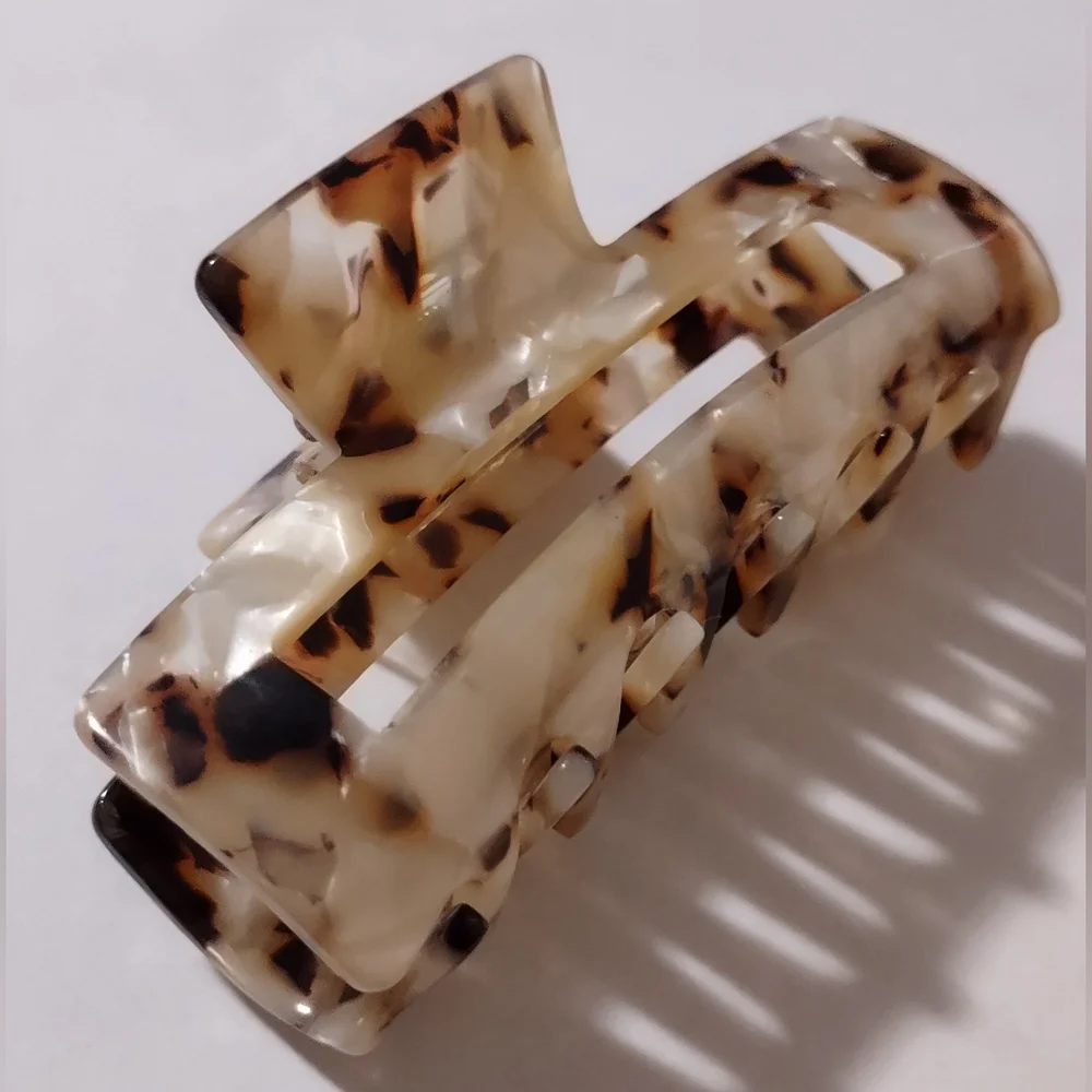 Tortoise Shell Hair Claw Clip - Picture 3 of 9